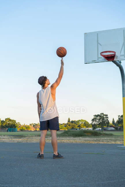 Hombre Spinning Baloncesto - foto de stock