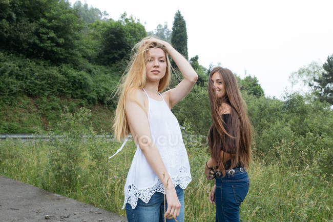 Due ragazze in posa — Foto stock