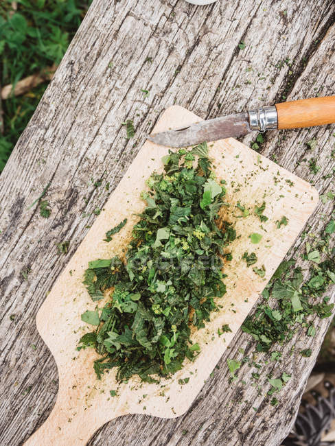 Board with chopped parsley — Stock Photo
