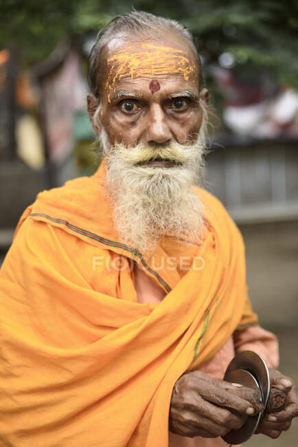Взрослый мужчина в традиционной одежде — стоковое фото