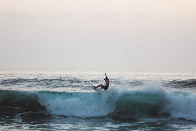 Vue latérale du surfeur sur la vague — Photo de stock