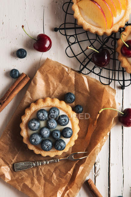 Direkt über köstlichen Kuchen auf Holztisch — Stockfoto