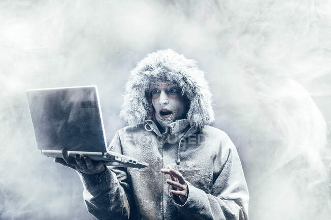 Frozen girl with personal compute — Stock Photo