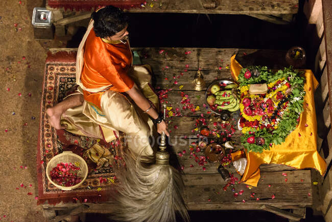 Vue du bouddhiste priant sur la table — Photo de stock