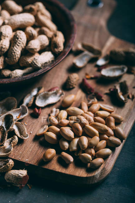 Mucchio di arachidi nel tagliere di legno — Foto stock
