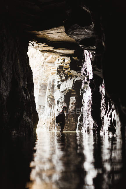 Вид на людину, що стоїть у прибережній печері — стокове фото