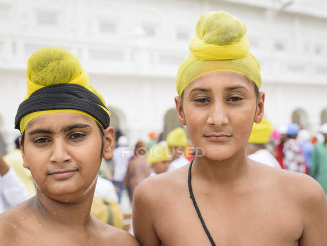 Deux humide indien adolescent les garçons avec enveloppé tête regarder caméra. — Photo de stock
