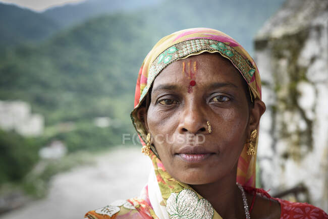 Donna indiana adulta in abiti tradizionali luminosi guardando la fotocamera. — Foto stock