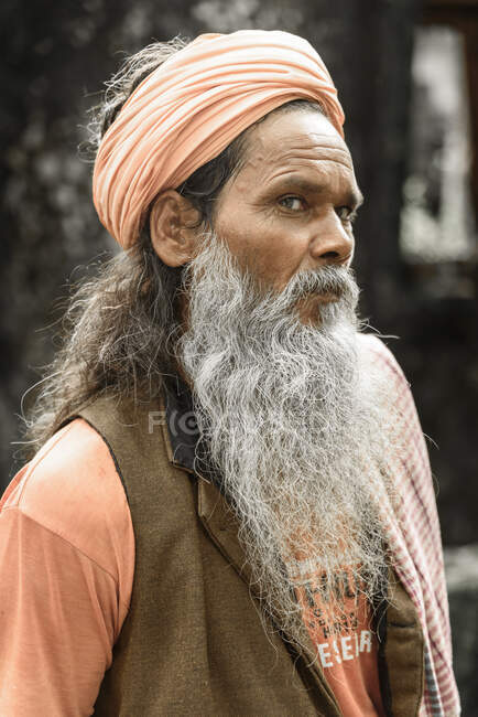 Hombre barbudo adulto mayor con turbante y ropa tradicional. - foto de stock
