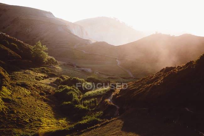 Picturesque view pathway among mountains  n sunny day. — Stock Photo