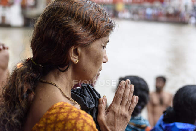 Взрослая индийская женщина молится — стоковое фото