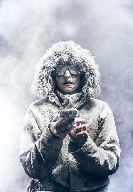 Chica congelada con smartphon - foto de stock