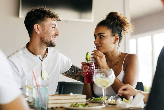 Paar trinkt Cocktails und schaut sich jeden einzelnen im Café an — Stockfoto