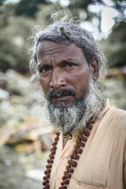 Hombre adulto con ropa tradicional - foto de stock
