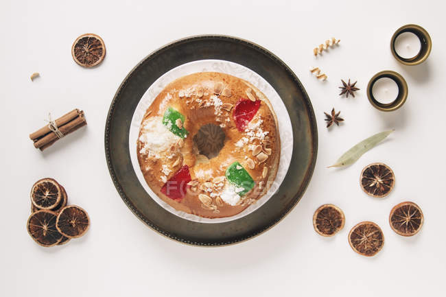 Vue du dessus du roscon de reyes, dessert typique espagnol pour Noël — Photo de stock