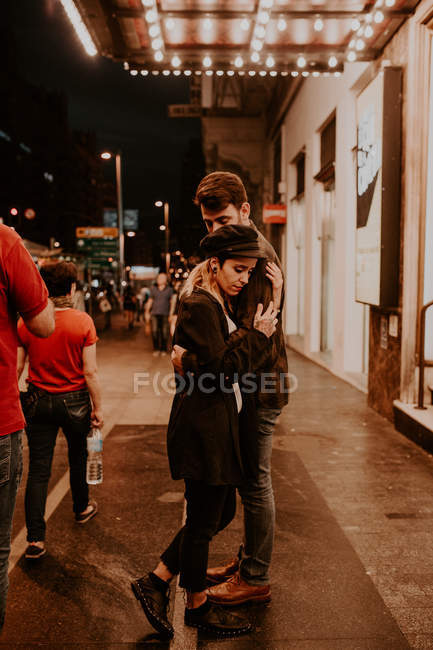 Чувственная пара обнимается на вечерней улице — стоковое фото
