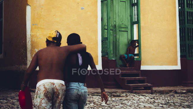 CUBA - 27 AOÛT 2016 : Vue arrière des enfants marchant dans la rue et se relaxant . — Photo de stock