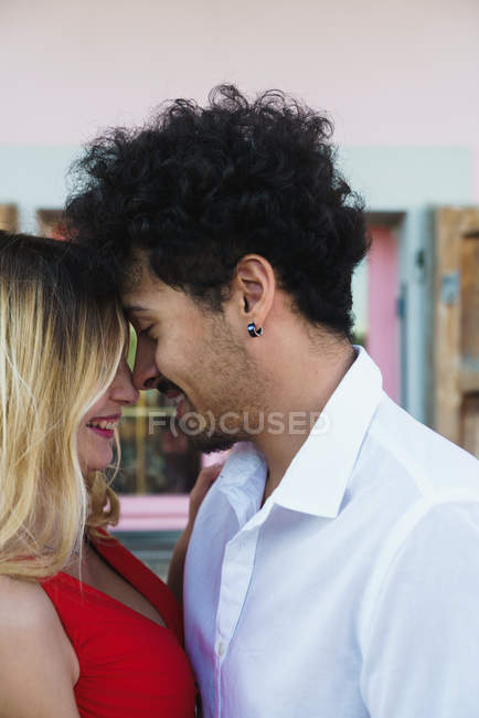 Portrait de couple embrassant passionné câlins — Photo de stock
