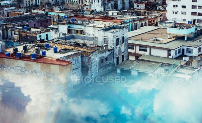 Paisagem urbana frágil e reflexão do céu — Fotografia de Stock