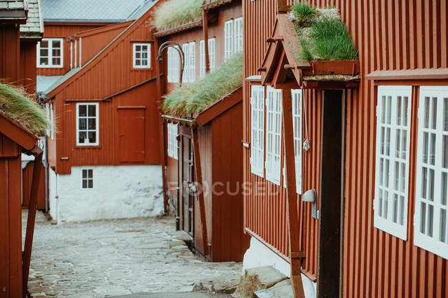 Esterno di casa in legno marrone con finestre dipinte di bianco — Foto stock