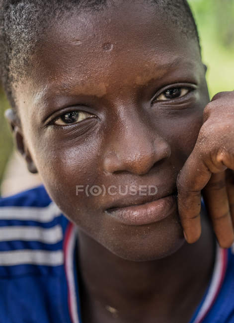 Бенін, Африка - 30 серпня 2017: Крупним планом у портрет задумливою африканських хлопчик дивлячись на камеру. — стокове фото