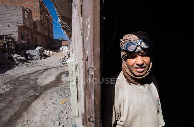 MOROCCO - AUGUST 15: Man in turban standing in doorway and looking at camera. — Stock Photo