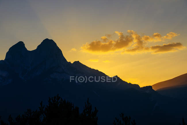 Vue panoramique du rétroéclairage avec silhouette de lumière du coucher du soleil du mont — Photo de stock