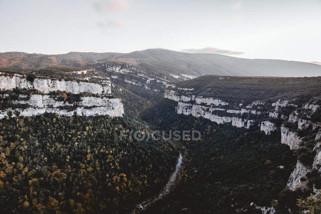 Живописный пейзаж белых скал и узкой реки — стоковое фото