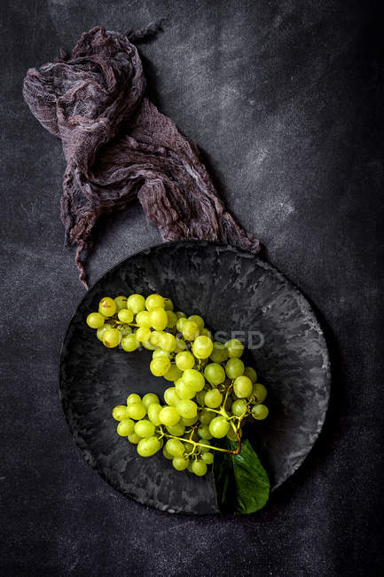 Direttamente sopra vista di uve fresche su tavolo scuro . — Foto stock