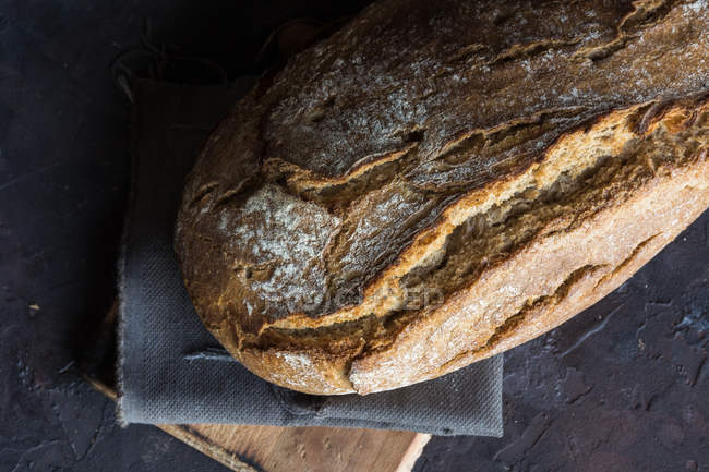 Вид зверху домашнього хлібного хліба на сільській дошці — стокове фото