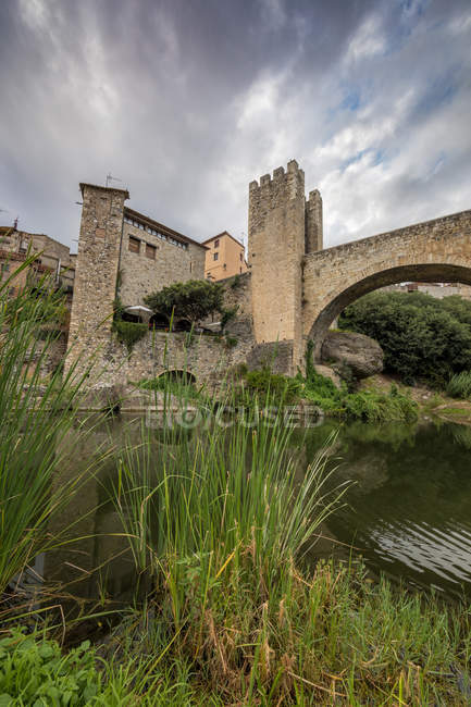 Ponte medievale di Besalu sul fiume di campagna — Foto stock