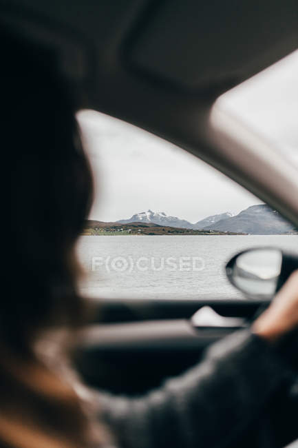 Vista da costa do lago de montanha através da janela do carro — Fotografia de Stock