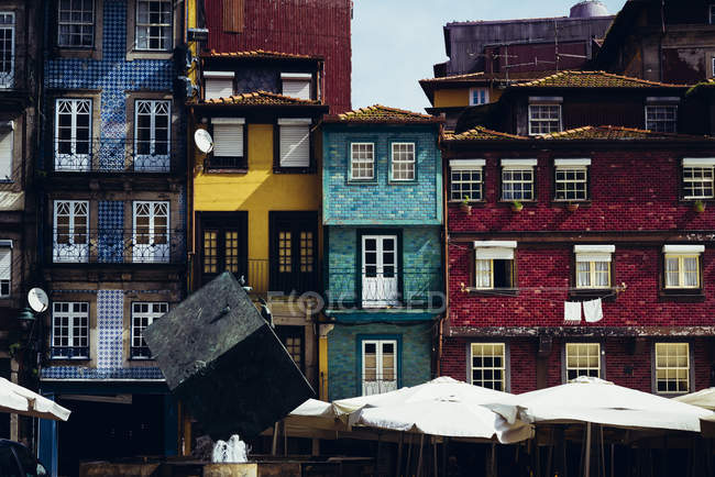 Vista exterior de diferentes casas de tijolo com fachadas coloridas brilhantes — Fotografia de Stock
