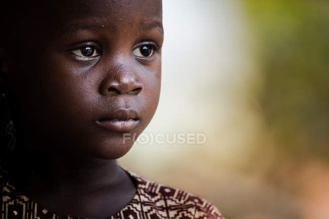 BENIN, ÁFRICA - 30 DE AGOSTO DE 2017: Retrato de uma criança adorável olhando para o outro lado . — Fotografia de Stock