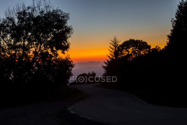 Crepúsculo idílico visto da estrada rural — Fotografia de Stock
