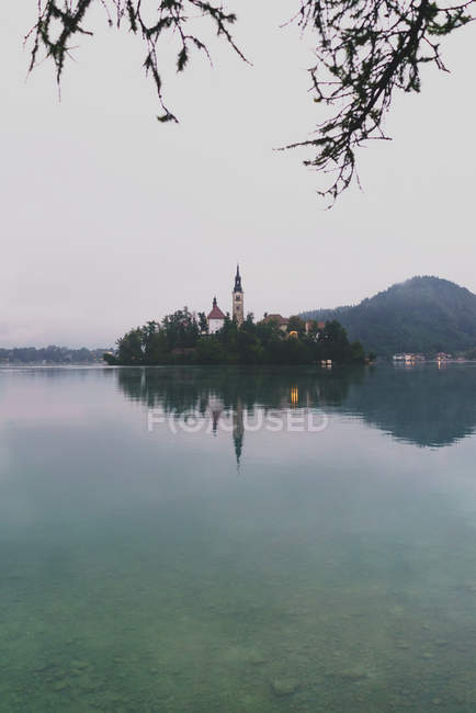 Красивый вид на горное озеро с башнями на противоположном берегу — стоковое фото