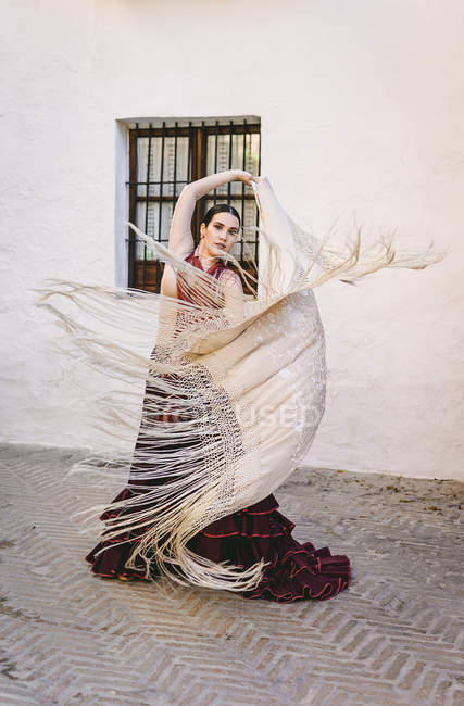 Ballerino di flamenco che balla con scialle sulla scena di strada — Foto stock