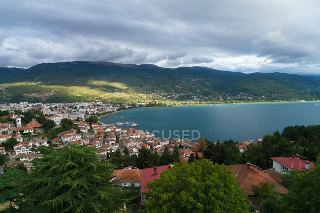 Landscape of city at shore of mountain lake — Stock Photo