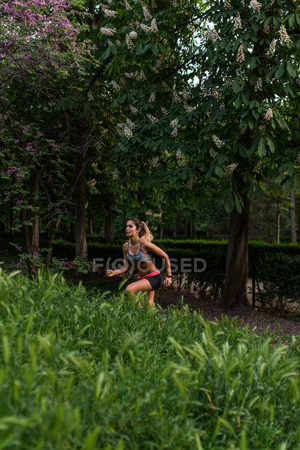 Девушка бегает по склону в парке — стоковое фото