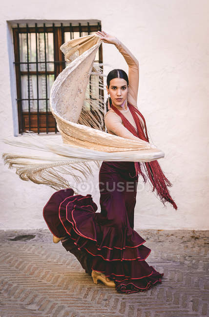 Bailarina flamenca posando con chal en escena callejera - foto de stock