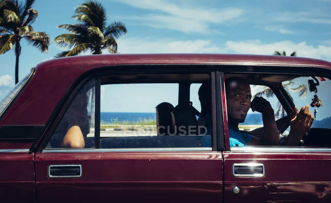 Kuba - 27. August 2016: Mann im Auto auf Küstenstraße blickt in Kamera — Stockfoto