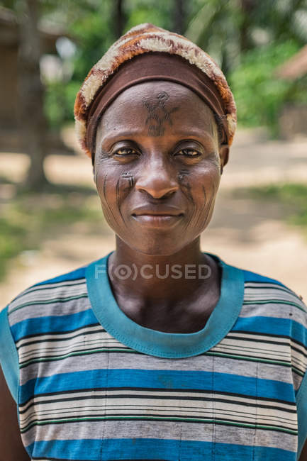Бенін, Африка - 31 серпня 2017: Портрет зрілої жінки африканських з татуюваннями на обличчі, дивлячись на камеру. — стокове фото