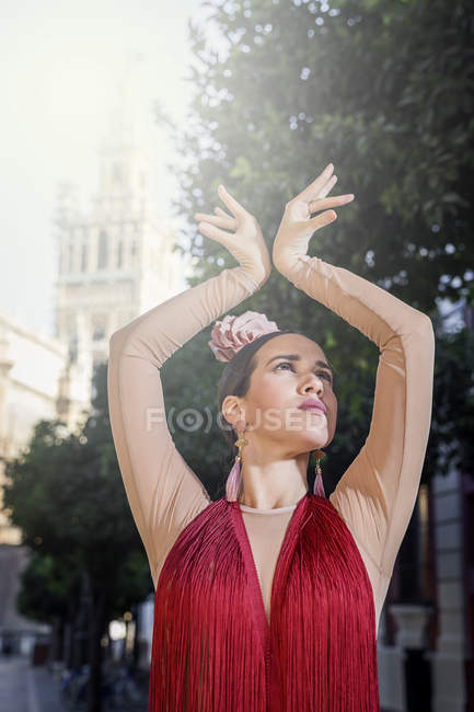 Высокий угол обзора танцовщицы фламенко, позирующей над освещенной солнцем улицей снаружи — стоковое фото