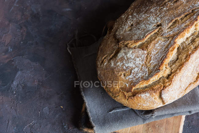 Сельский хлеб домашнего приготовления на деревенском столе
. — стоковое фото