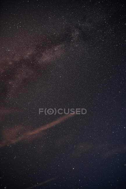 Escenario de galaxia de la Vía Láctea por la noche - foto de stock