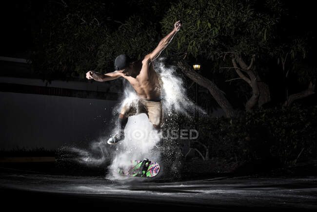 Homme effectuant des cascades sur skateboard — Photo de stock