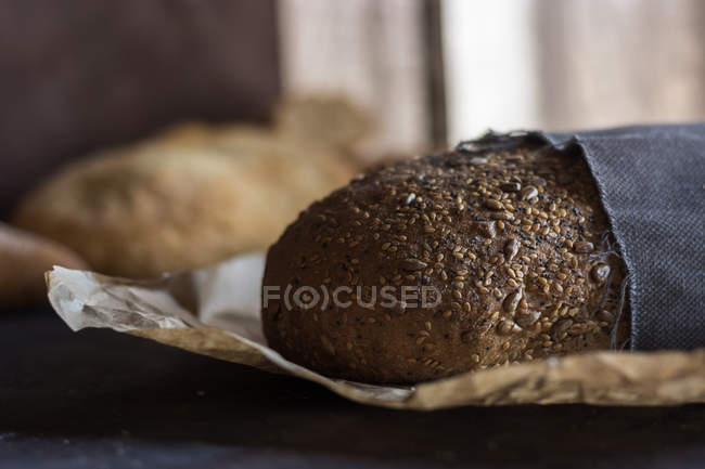 Различные виды домашнего хлеба на столе деревенский . — стоковое фото