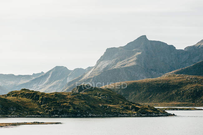Landschaft aus See und nebligen Bergen — Stockfoto