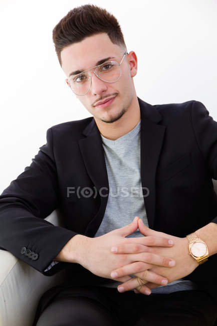Портрет молодого бізнесмена в окулярах дивиться на камеру . — стокове фото