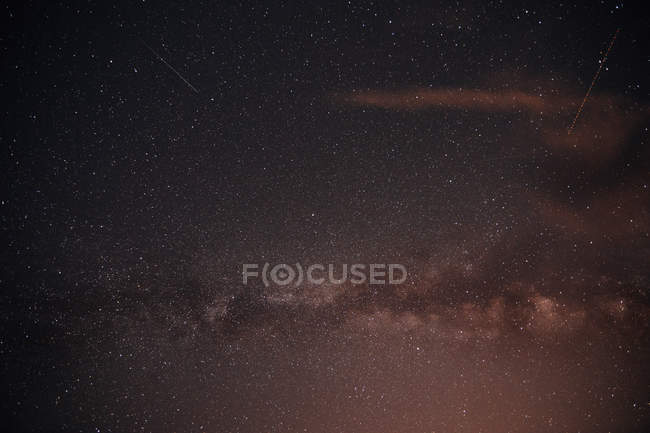 Himmelslandschaft mit Milchstraße zwischen leuchtenden Sternenlichtern — Stockfoto